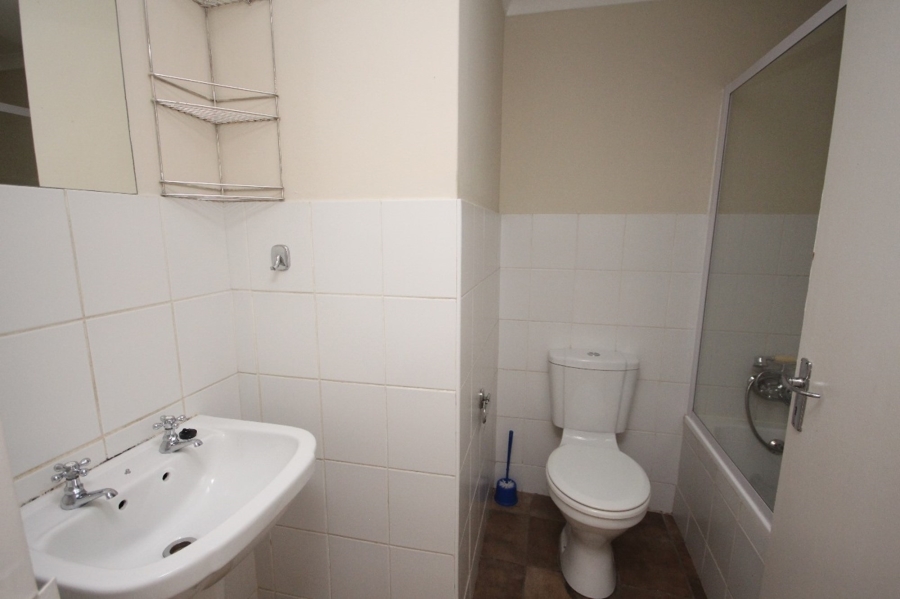 To Let 2 Bedroom Property for Rent in Uitzicht Western Cape